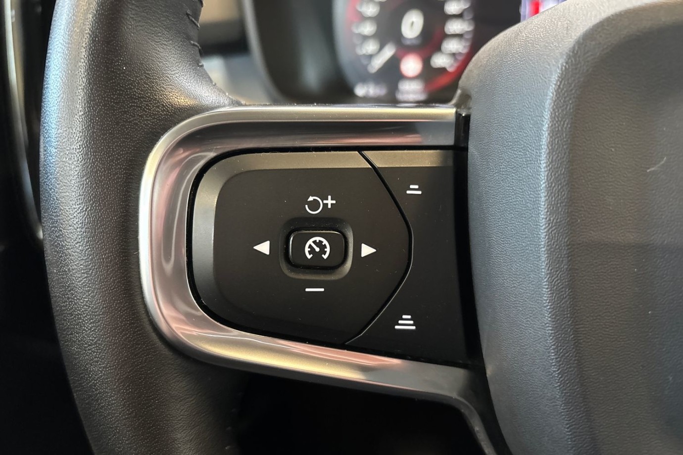 Esittelykuva VOLVO XC40 lataushybridiautosta.