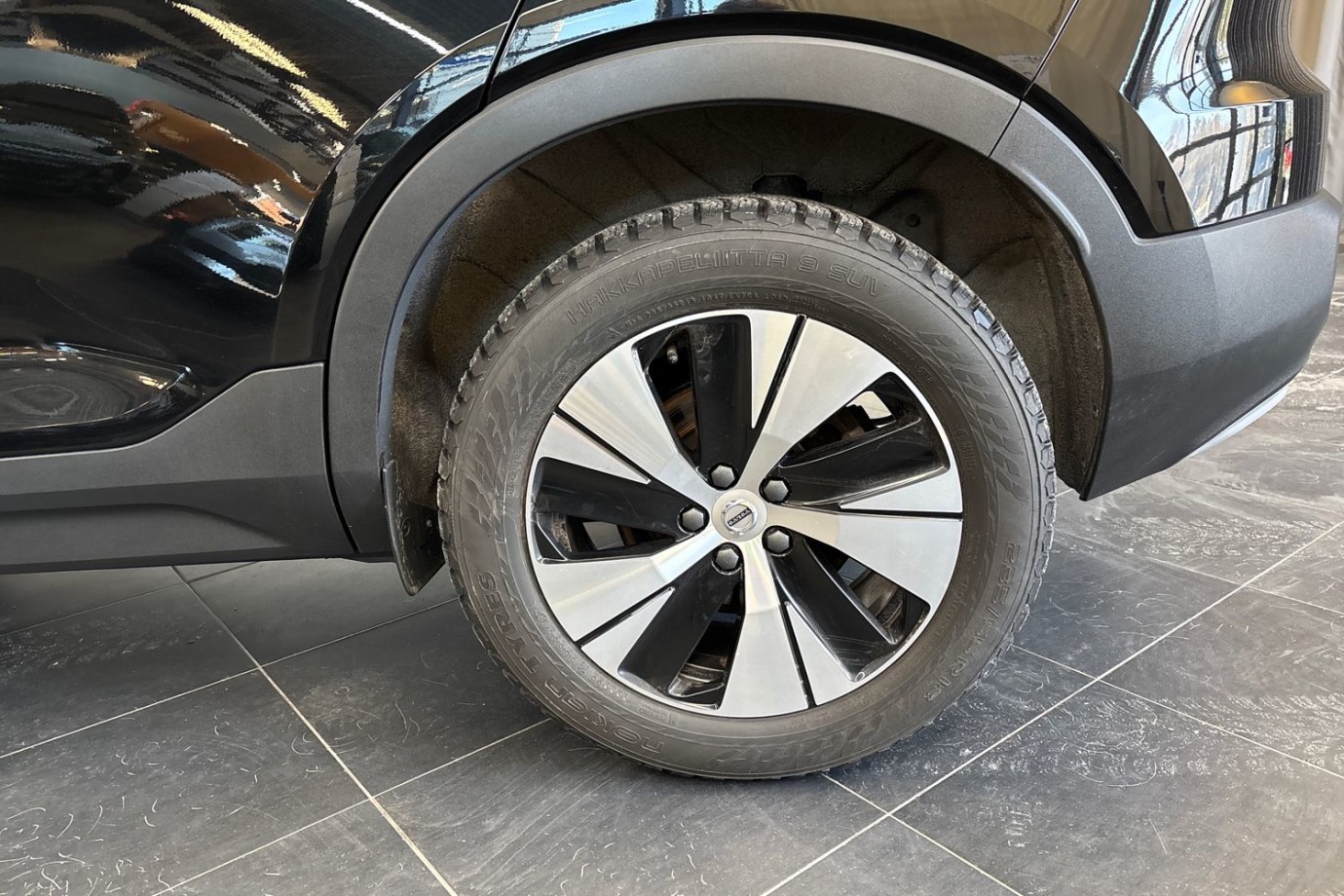 Esittelykuva VOLVO XC40 lataushybridiautosta.