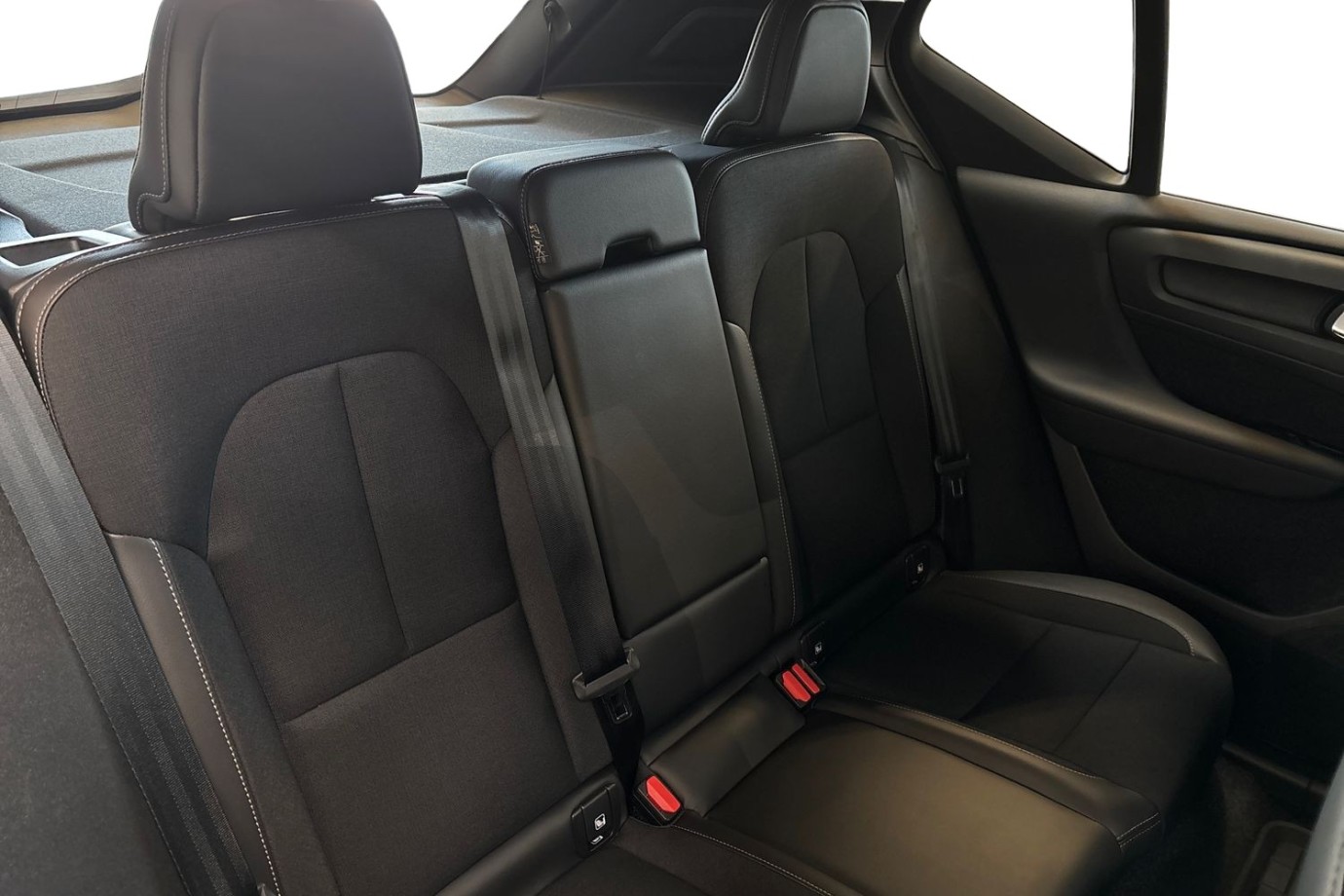 Esittelykuva VOLVO XC40 lataushybridiautosta.