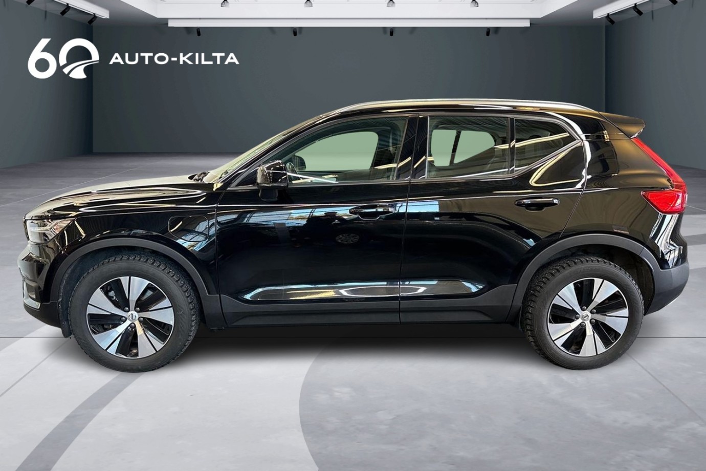 Esittelykuva VOLVO XC40 lataushybridiautosta.