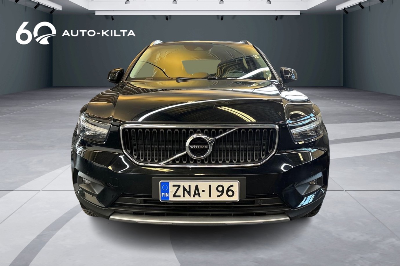 Esittelykuva VOLVO XC40 lataushybridiautosta.
