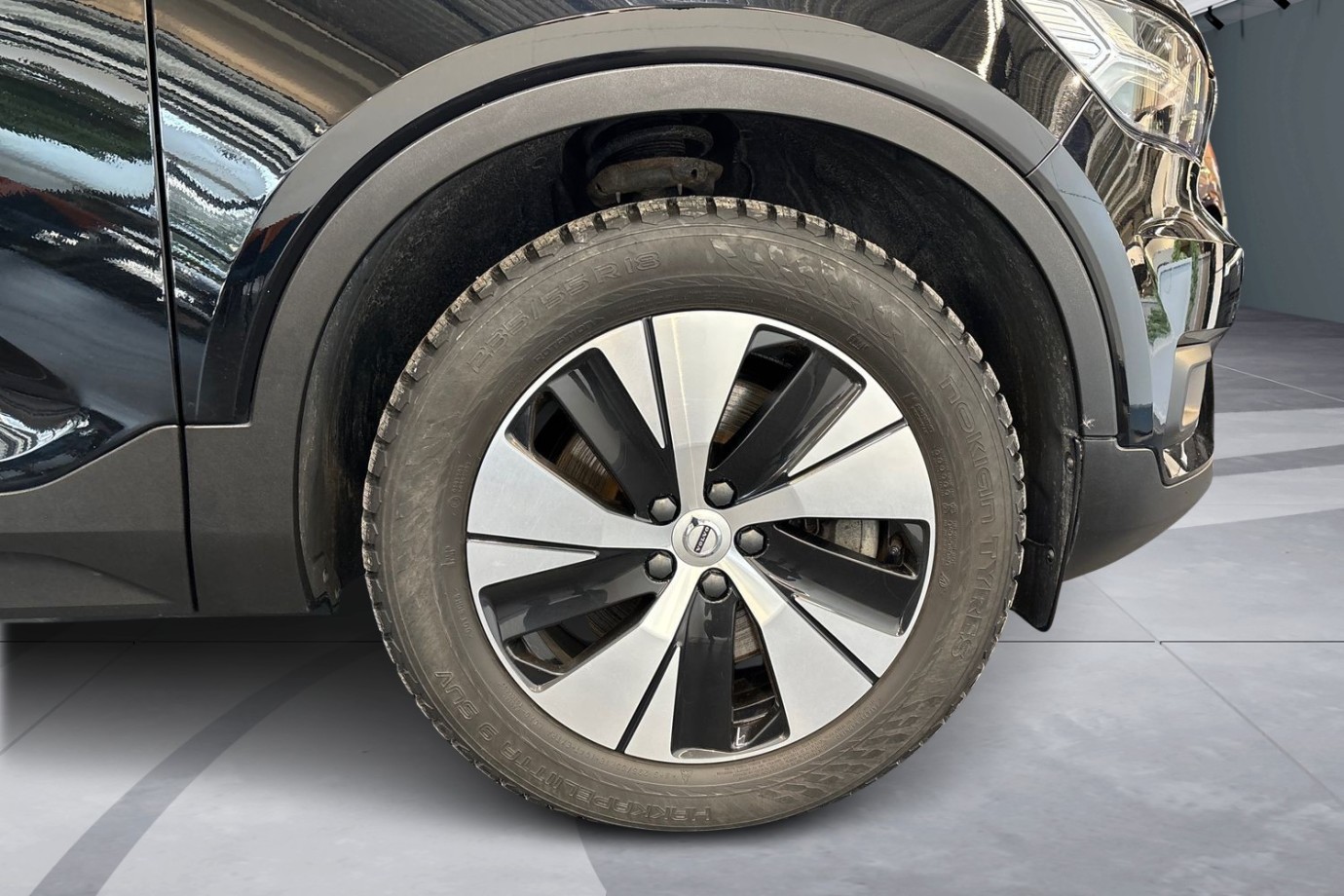 Esittelykuva VOLVO XC40 lataushybridiautosta.