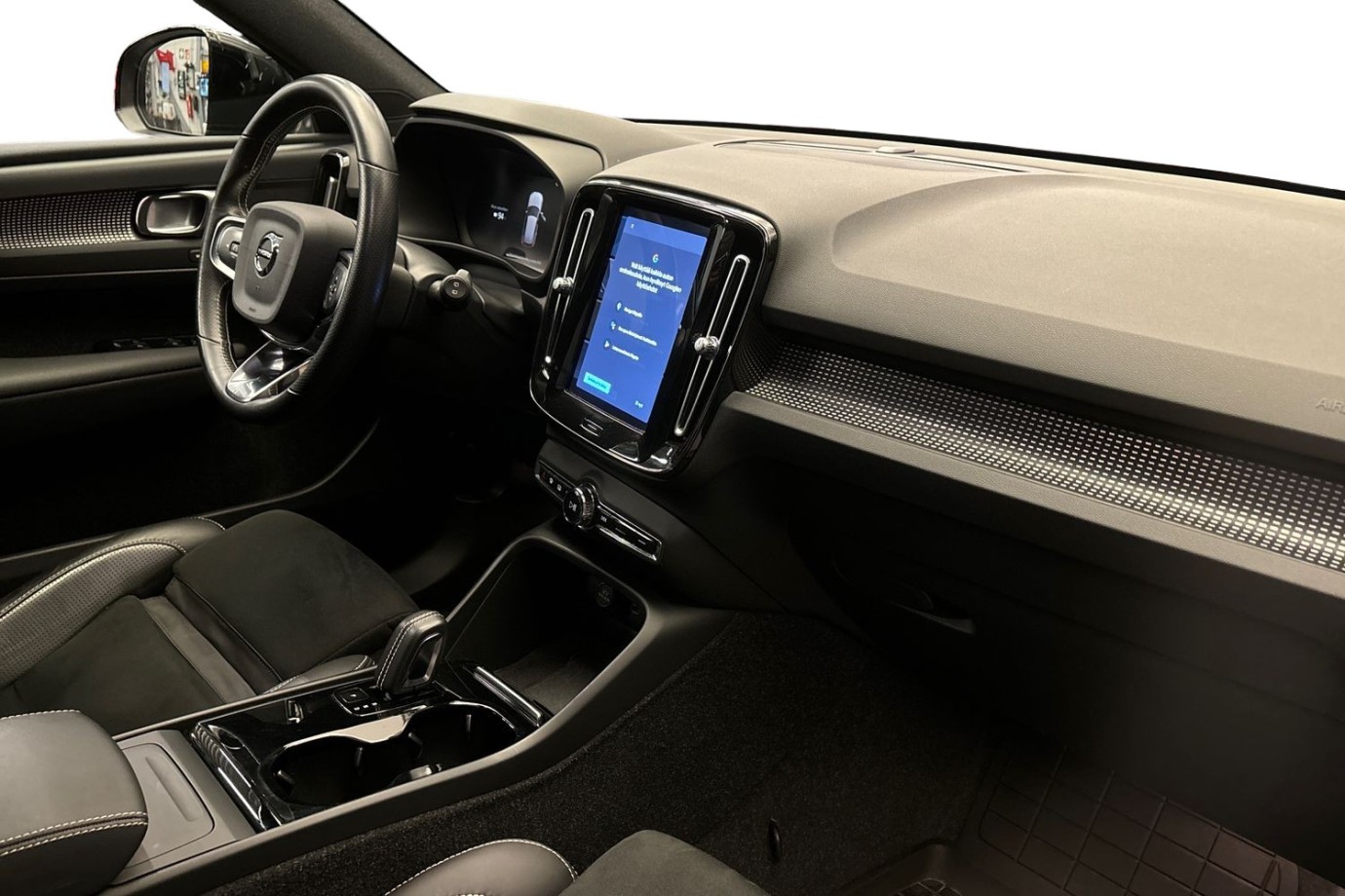 Esittelykuva Volvo XC40 täyssähköautosta.