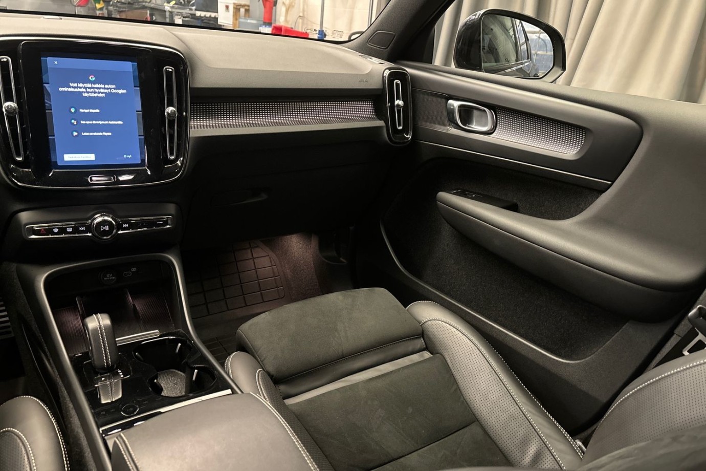 Esittelykuva Volvo XC40 täyssähköautosta.