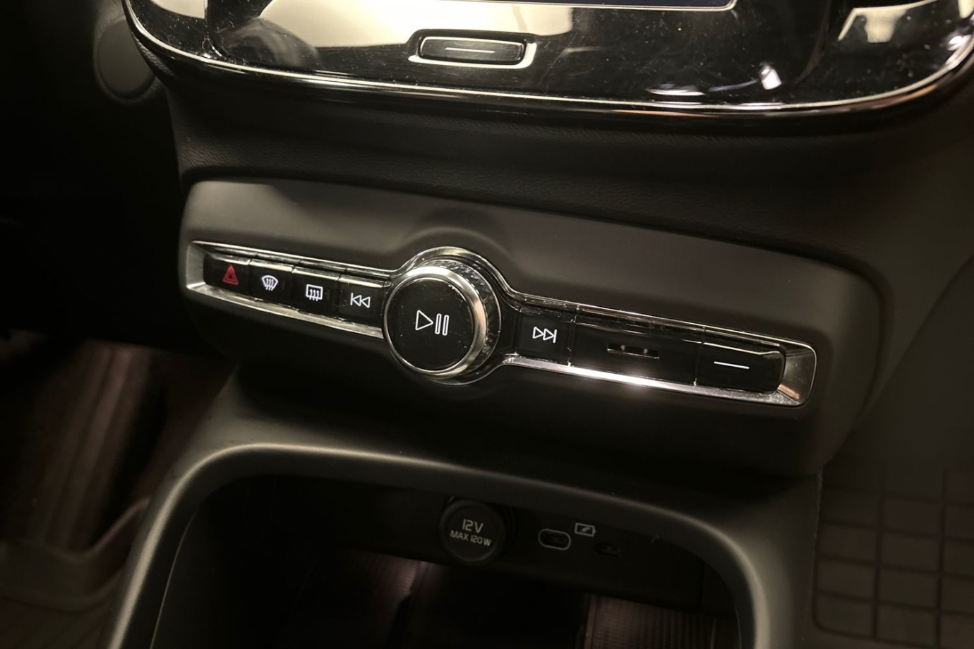 Esittelykuva Volvo XC40 täyssähköautosta.