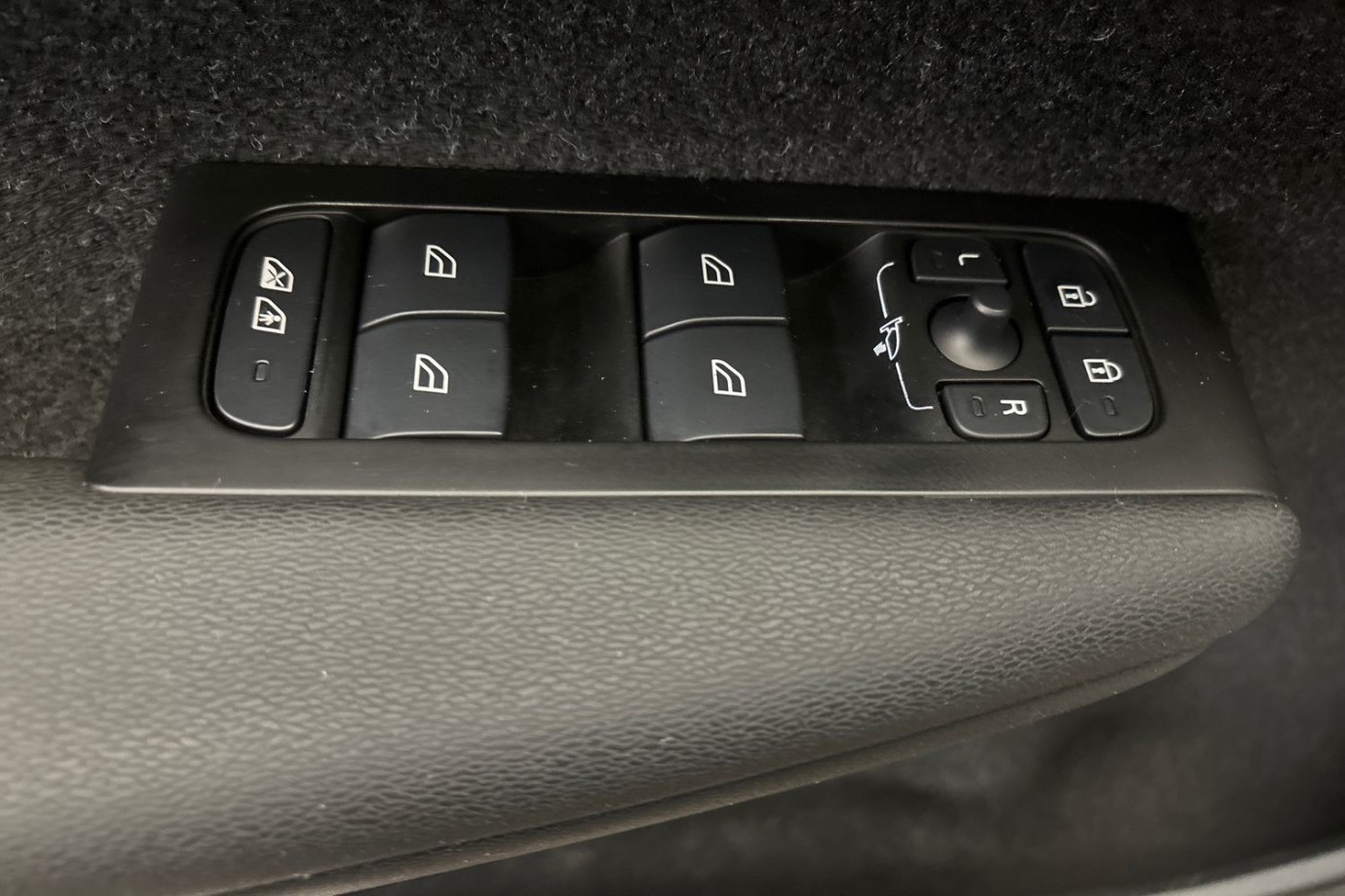 Esittelykuva Volvo XC40 täyssähköautosta.
