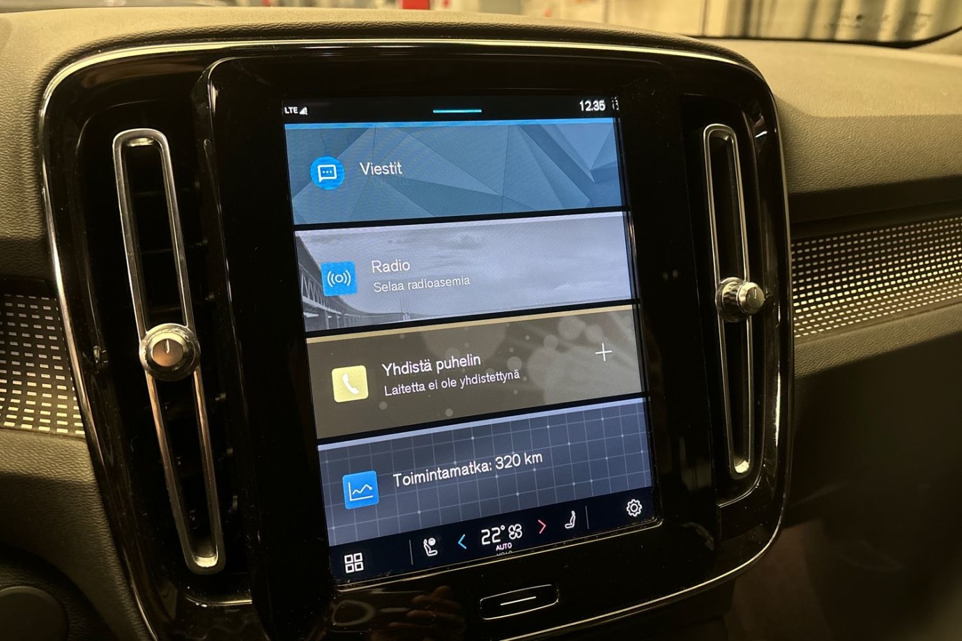 Esittelykuva Volvo XC40 täyssähköautosta.