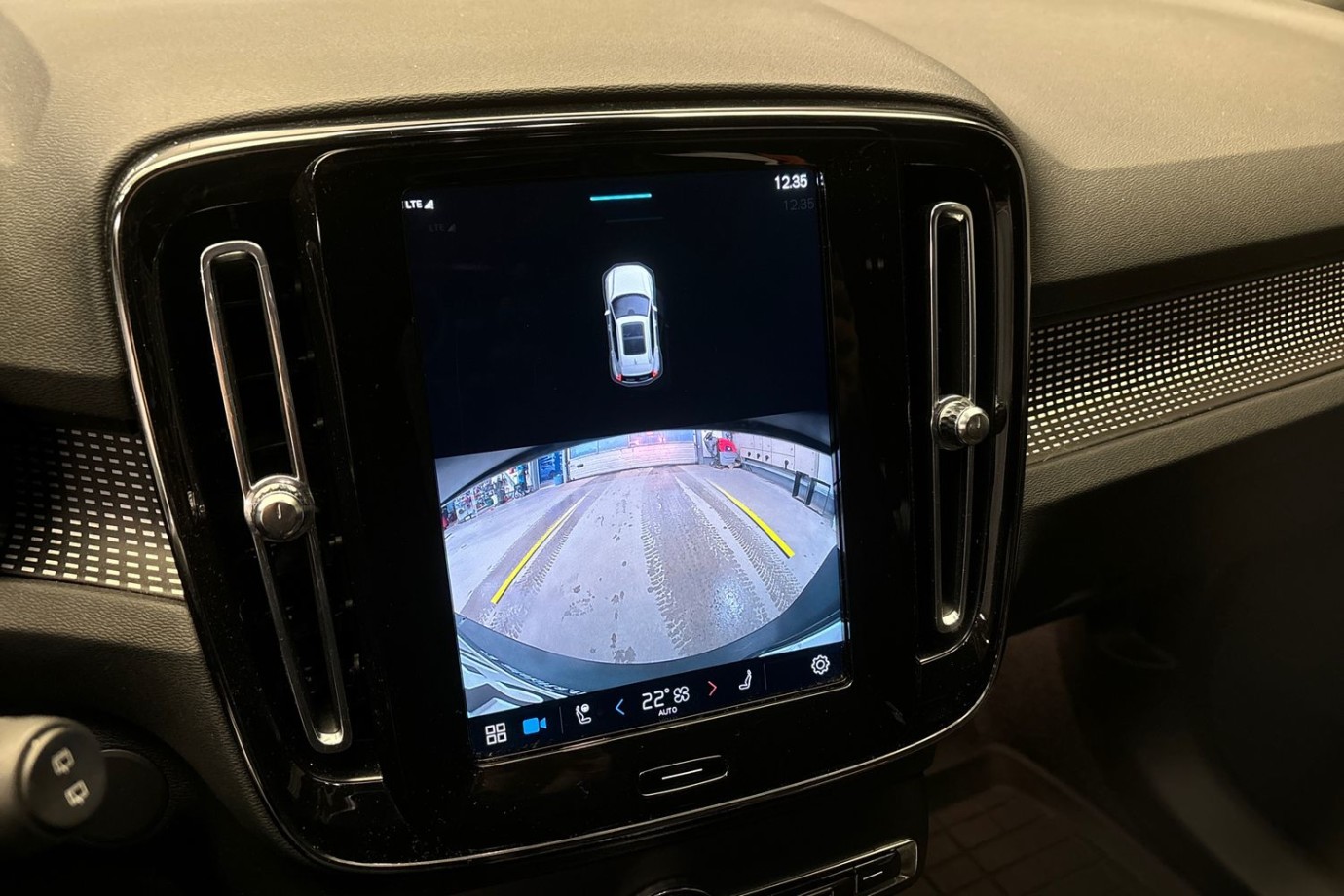Esittelykuva Volvo XC40 täyssähköautosta.