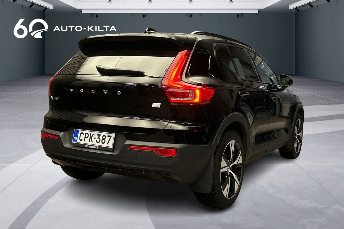Esittelykuva Volvo XC40 täyssähköautosta.