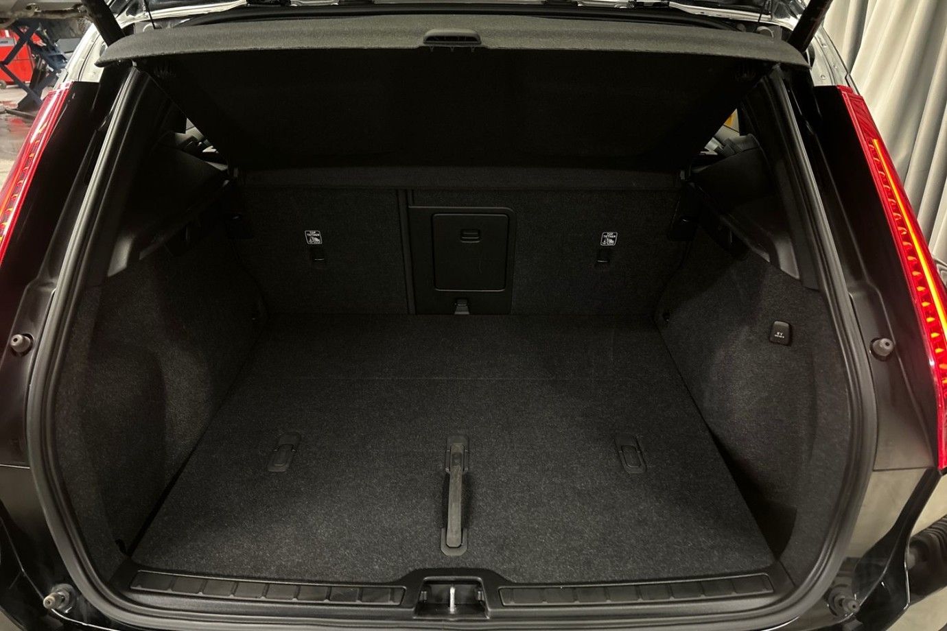 Esittelykuva Volvo XC40 täyssähköautosta.