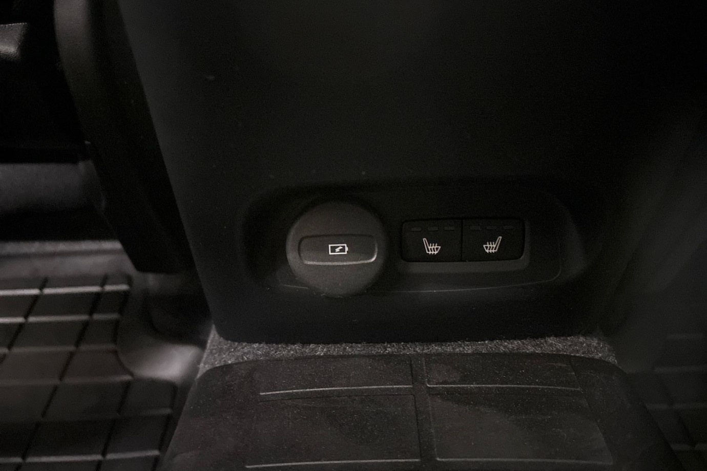 Esittelykuva Volvo XC40 täyssähköautosta.