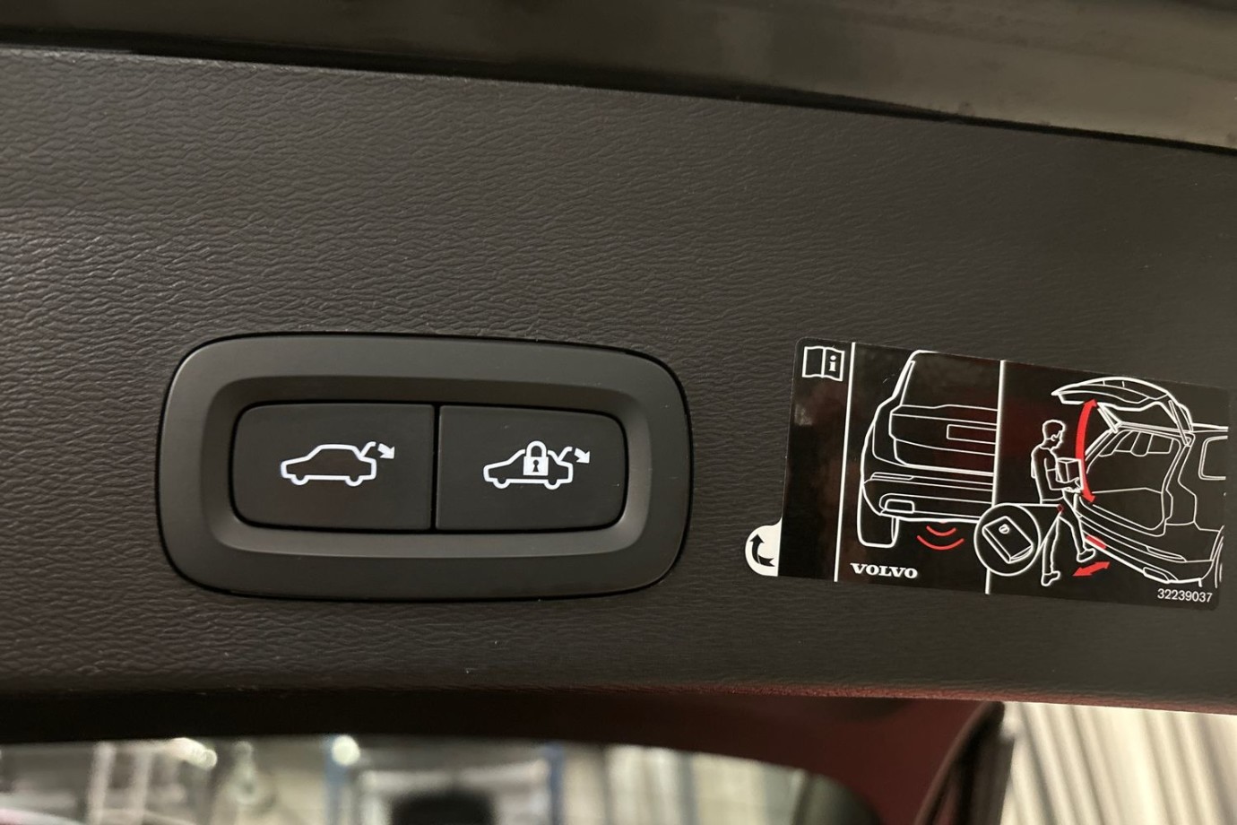 Esittelykuva Volvo XC40 täyssähköautosta.
