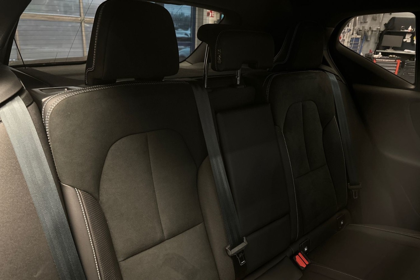 Esittelykuva Volvo XC40 täyssähköautosta.