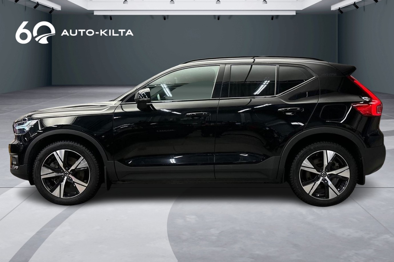 Esittelykuva Volvo XC40 täyssähköautosta.