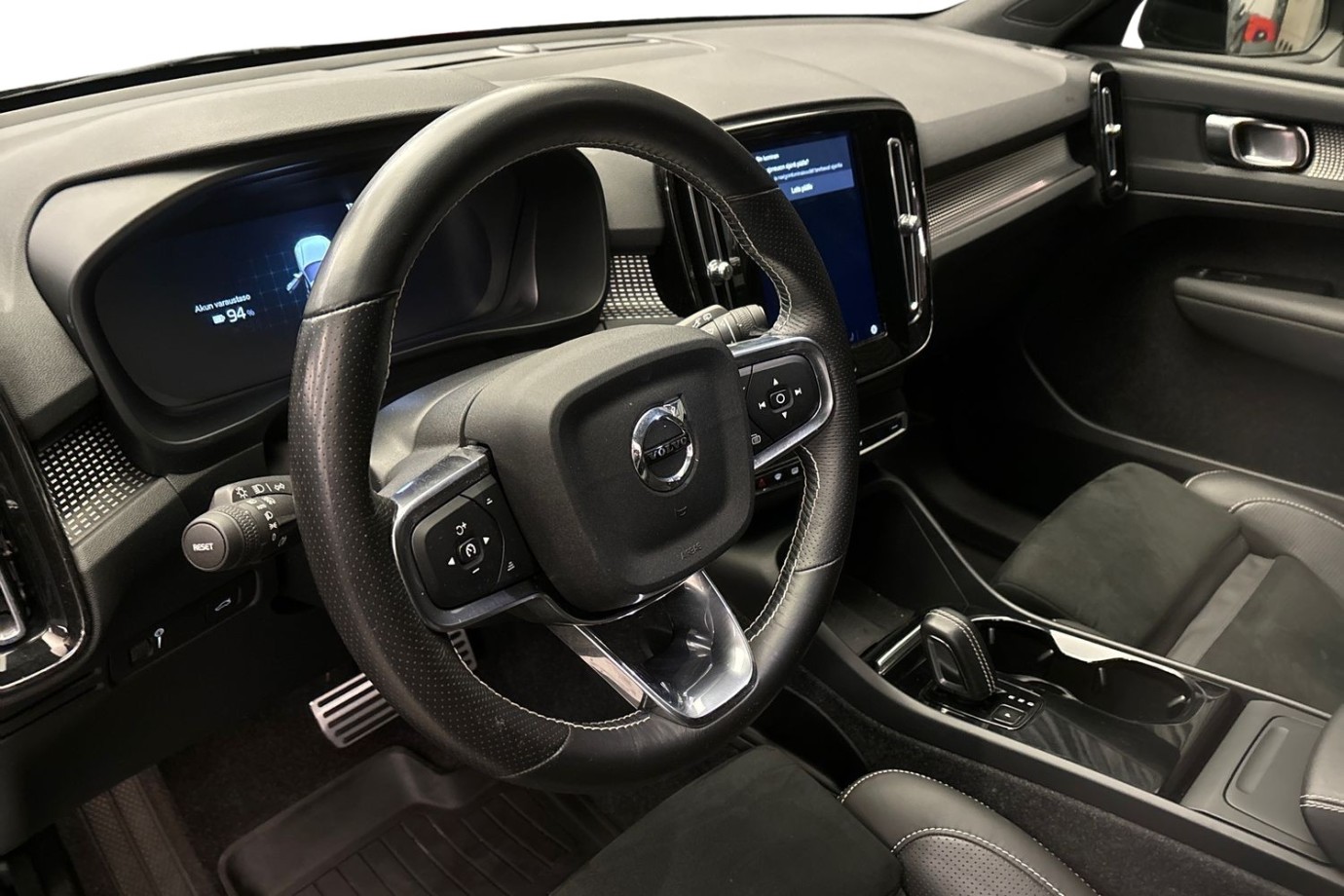 Esittelykuva Volvo XC40 täyssähköautosta.