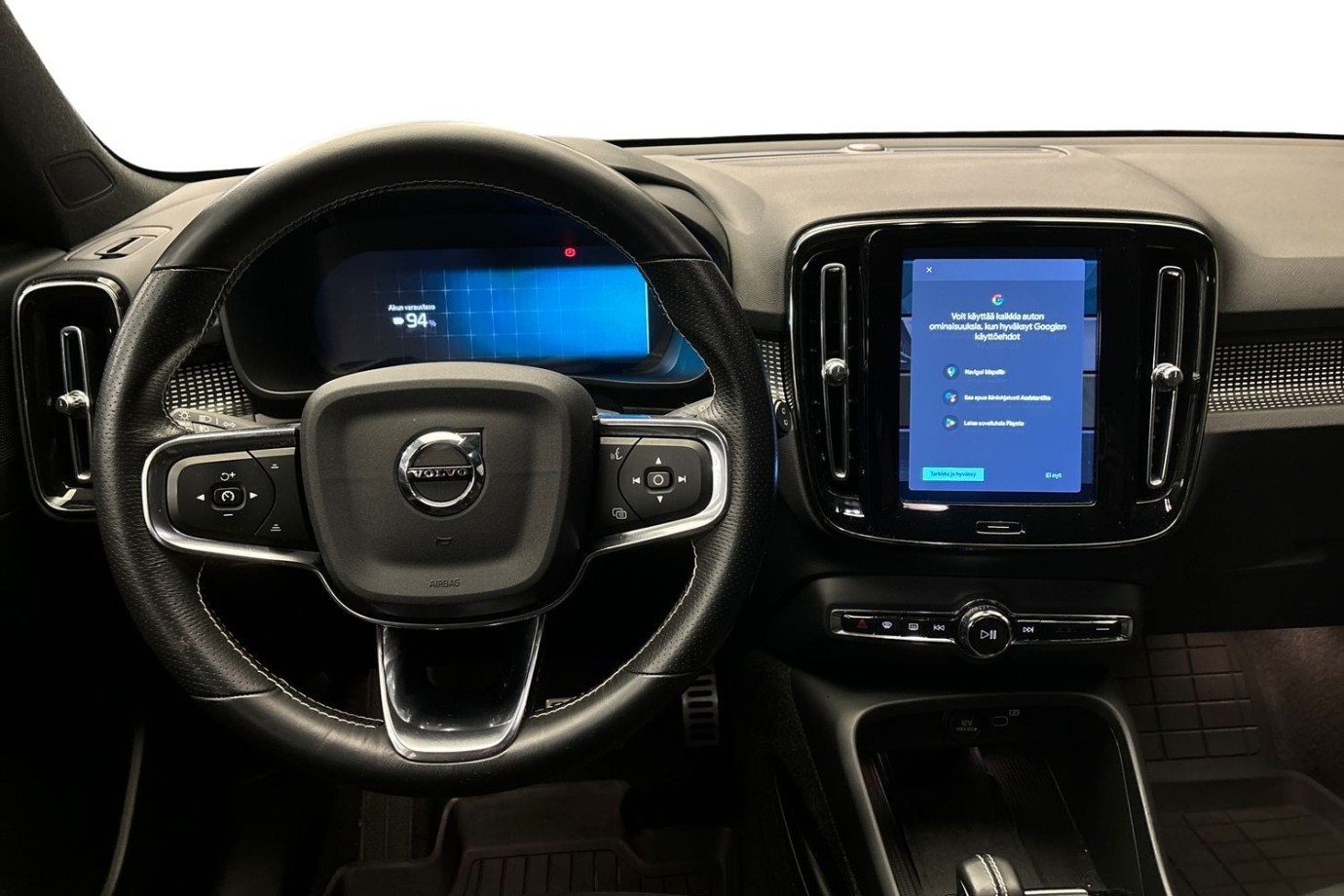 Esittelykuva Volvo XC40 täyssähköautosta.