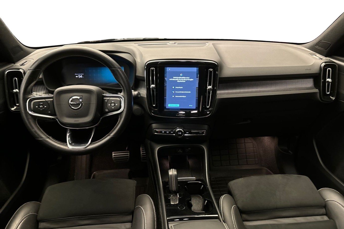 Esittelykuva Volvo XC40 täyssähköautosta.