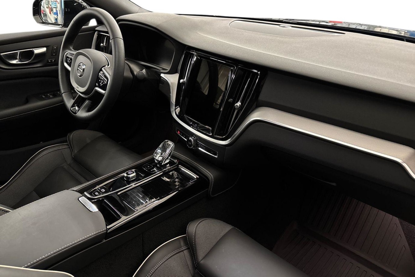 Esittelykuva Volvo S60 lataushybridiautosta.