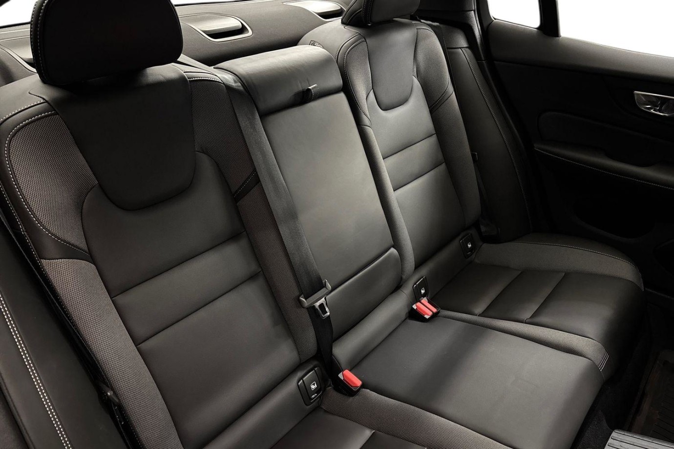 Esittelykuva Volvo S60 lataushybridiautosta.
