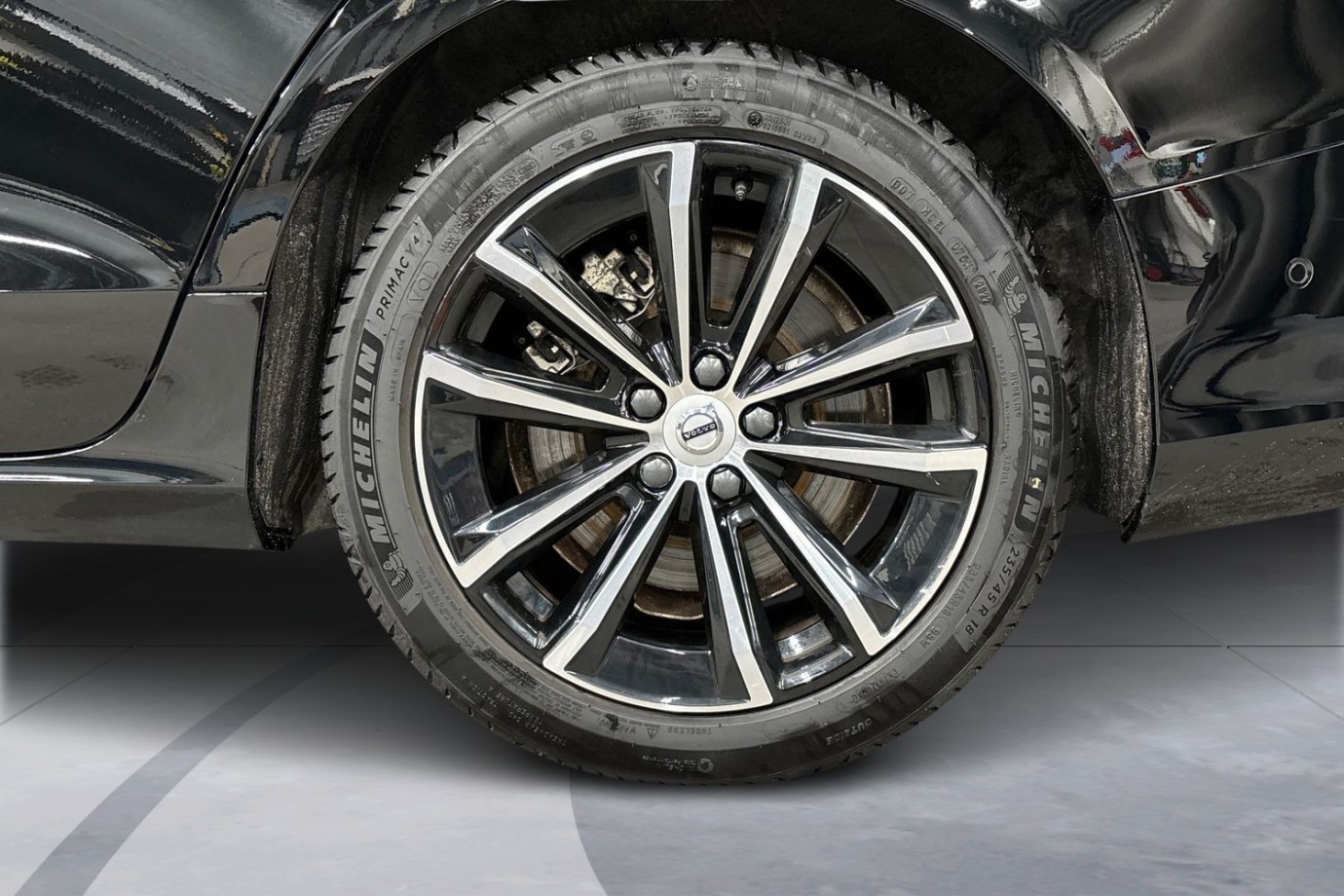 Esittelykuva Volvo S60 lataushybridiautosta.