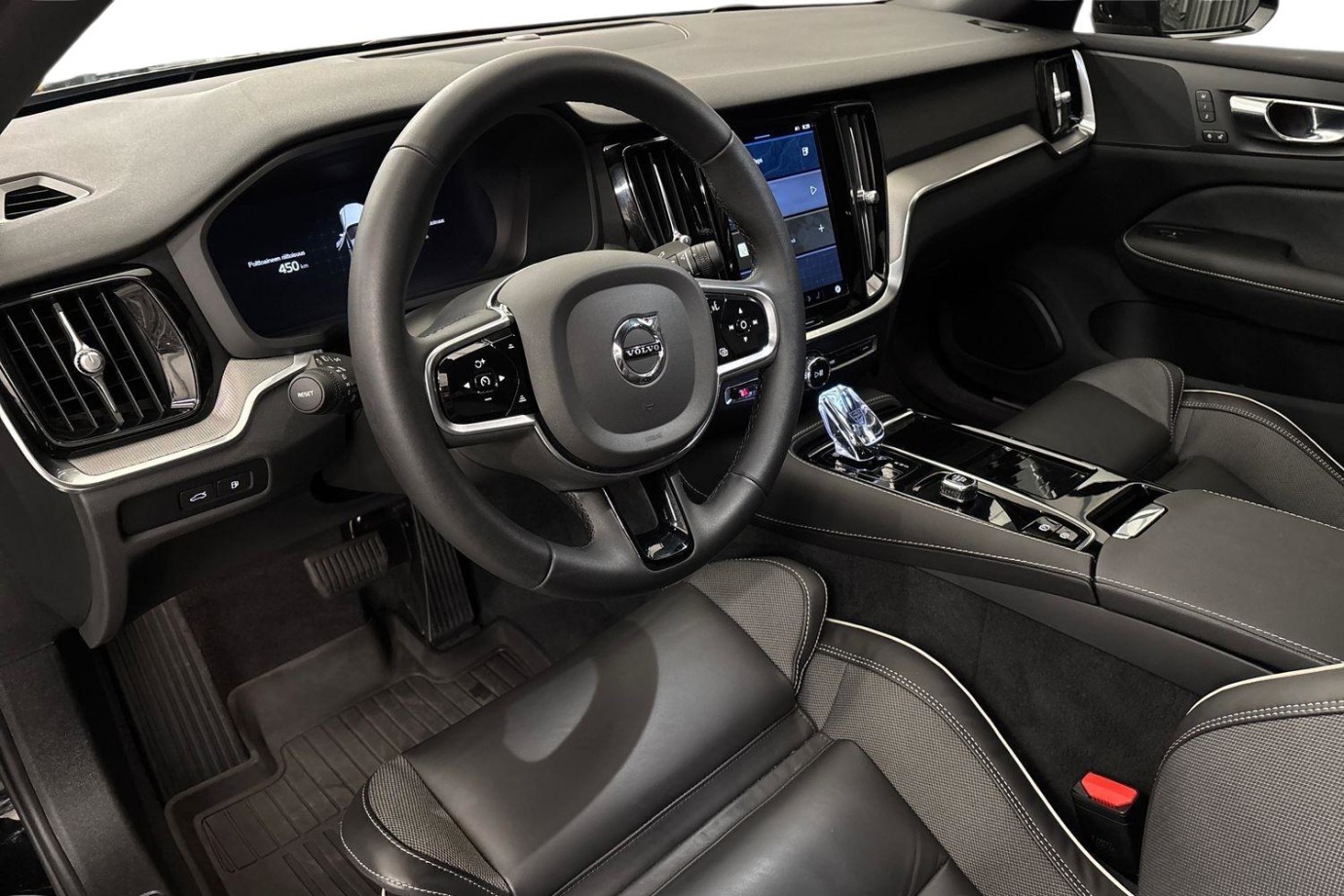 Esittelykuva Volvo S60 lataushybridiautosta.