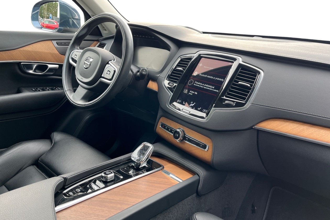 Esittelykuva VOLVO XC90 lataushybridiautosta.