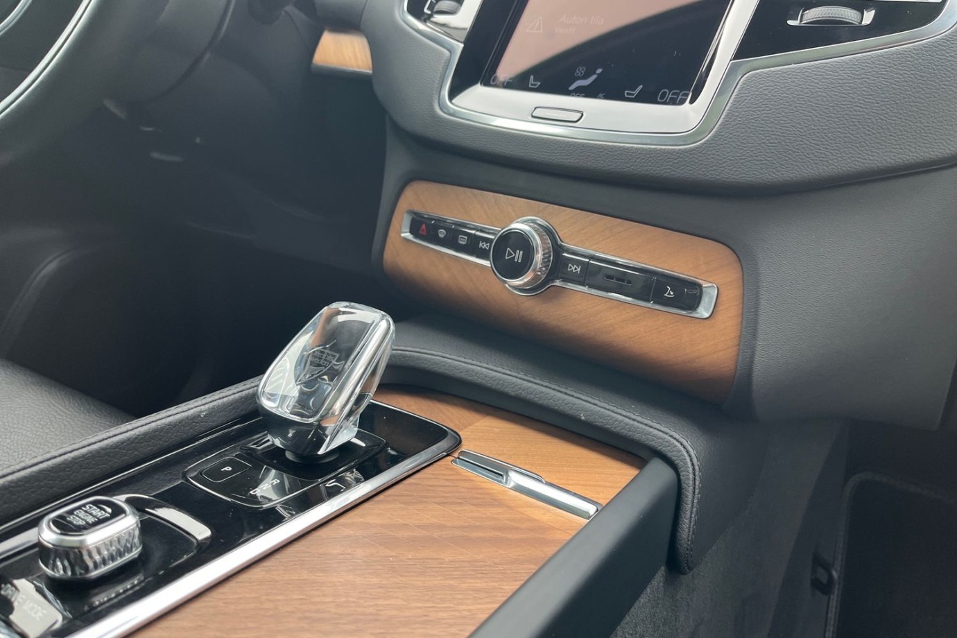 Esittelykuva VOLVO XC90 lataushybridiautosta.