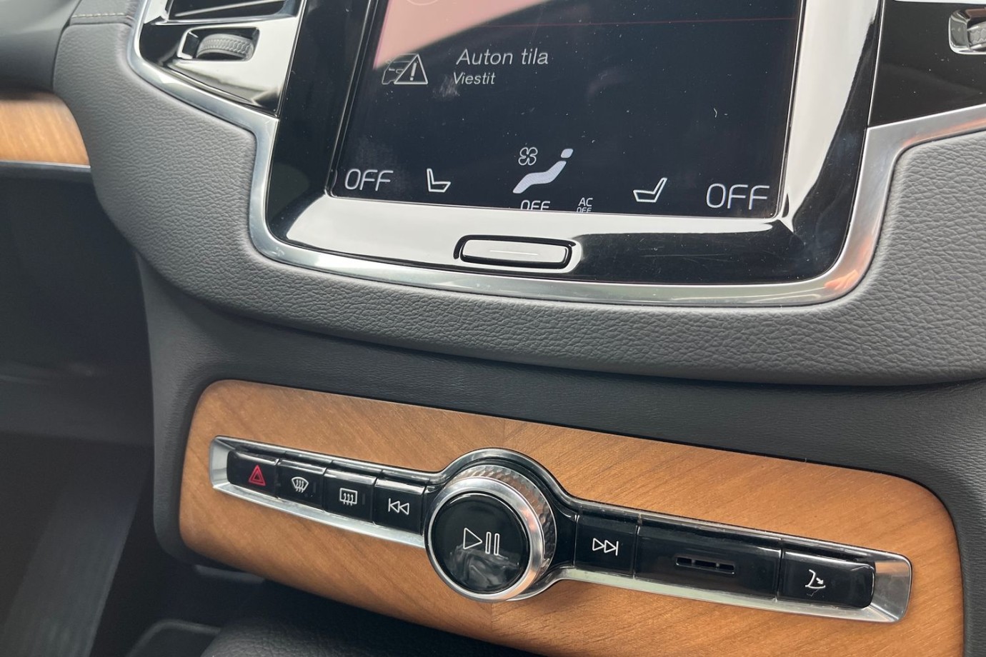 Esittelykuva VOLVO XC90 lataushybridiautosta.