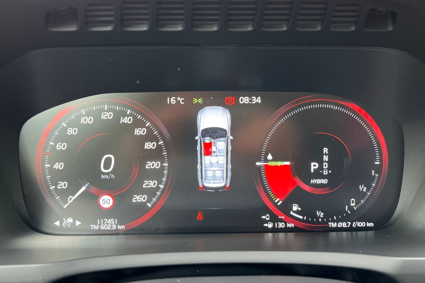 Esittelykuva VOLVO XC90 lataushybridiautosta.