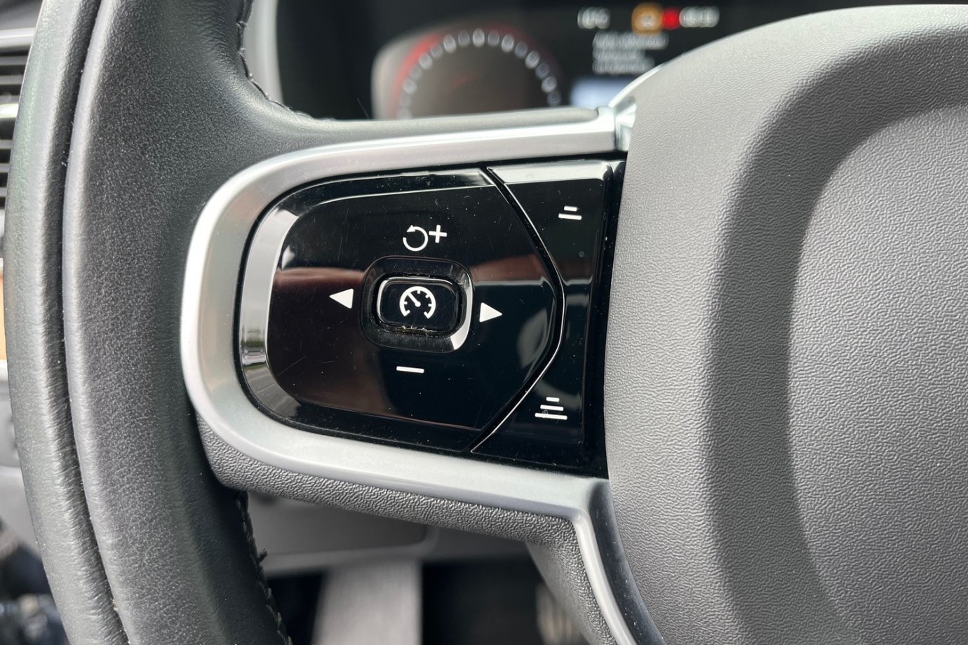 Esittelykuva VOLVO XC90 lataushybridiautosta.