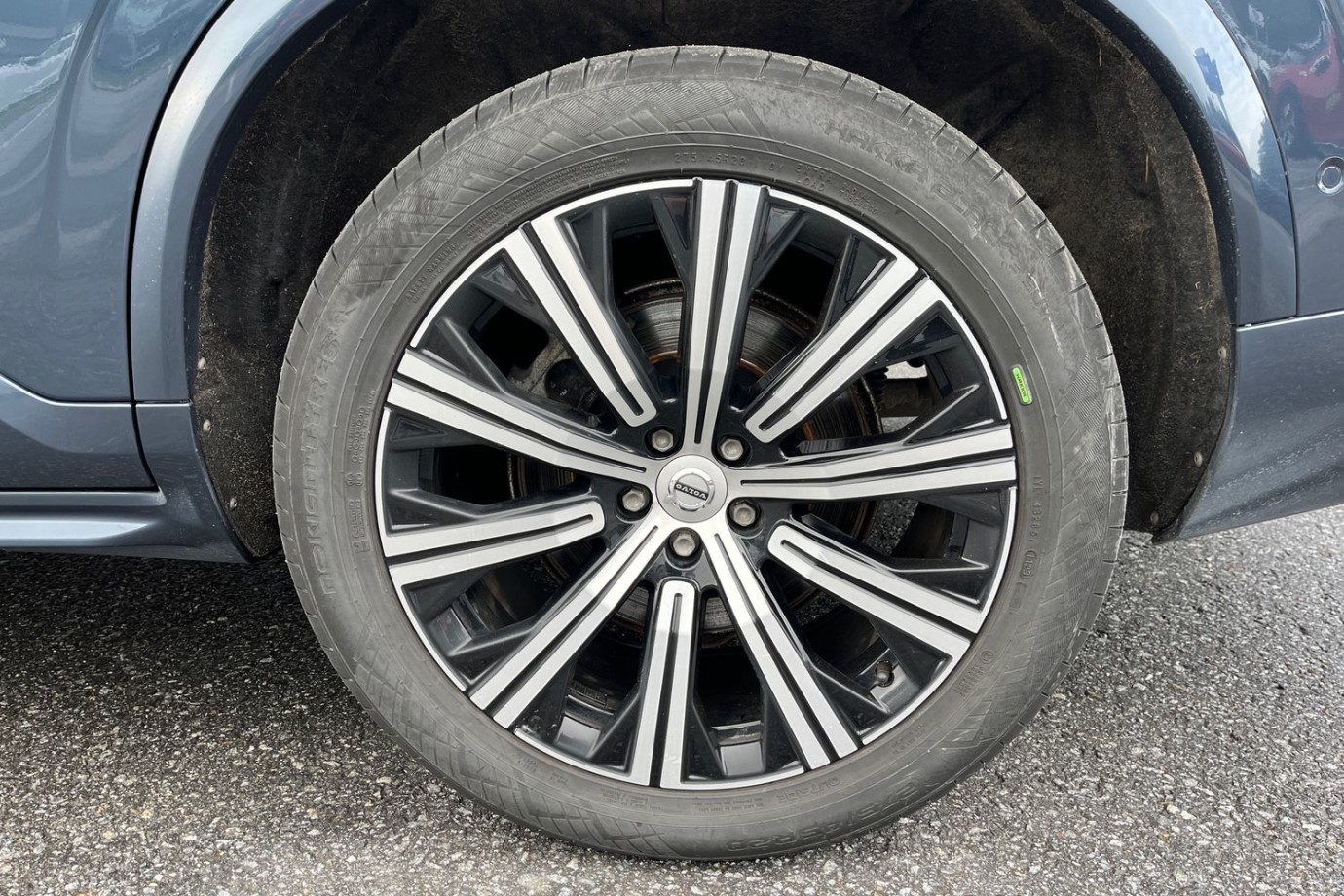 Esittelykuva VOLVO XC90 lataushybridiautosta.