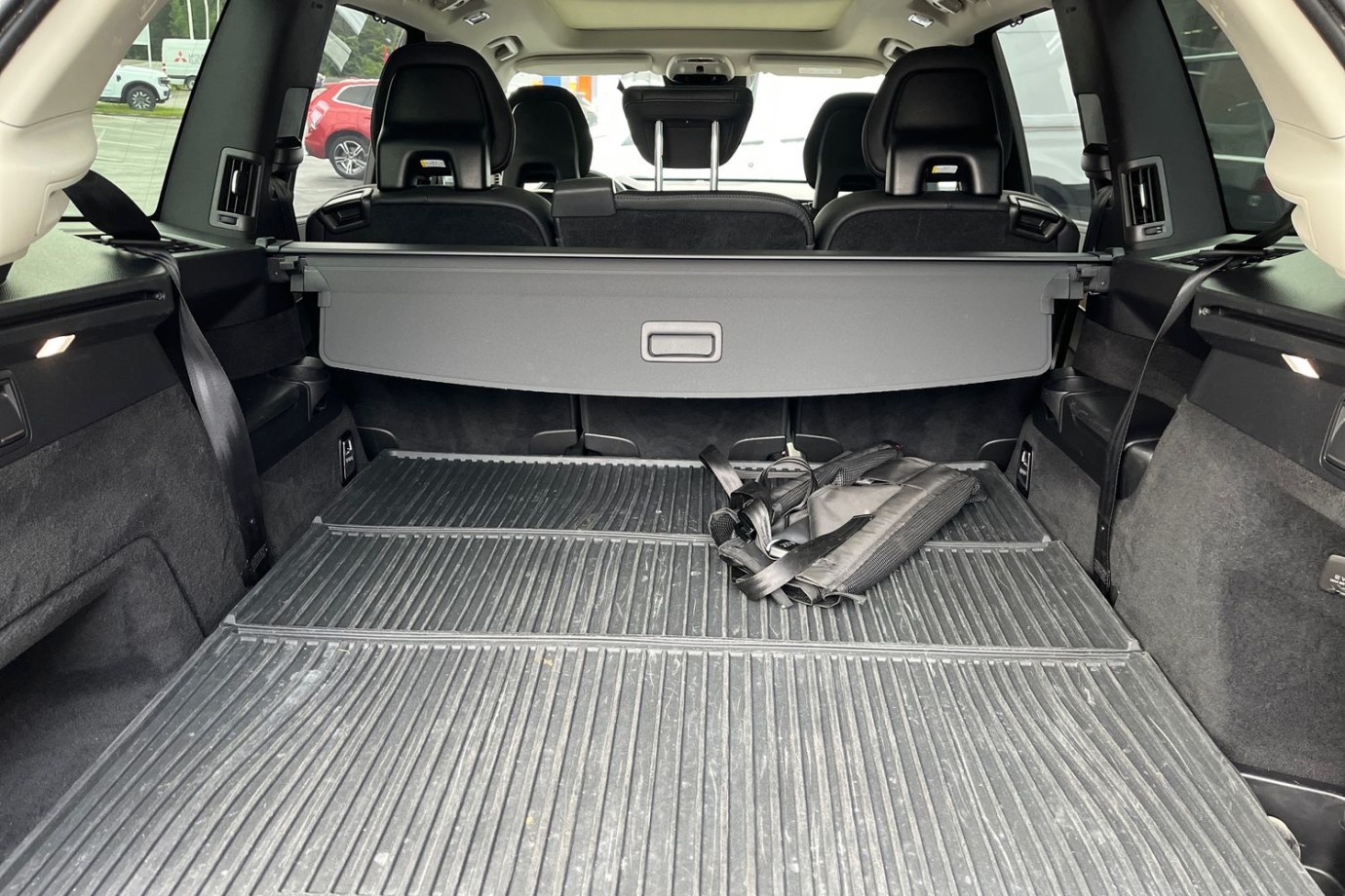 Esittelykuva VOLVO XC90 lataushybridiautosta.