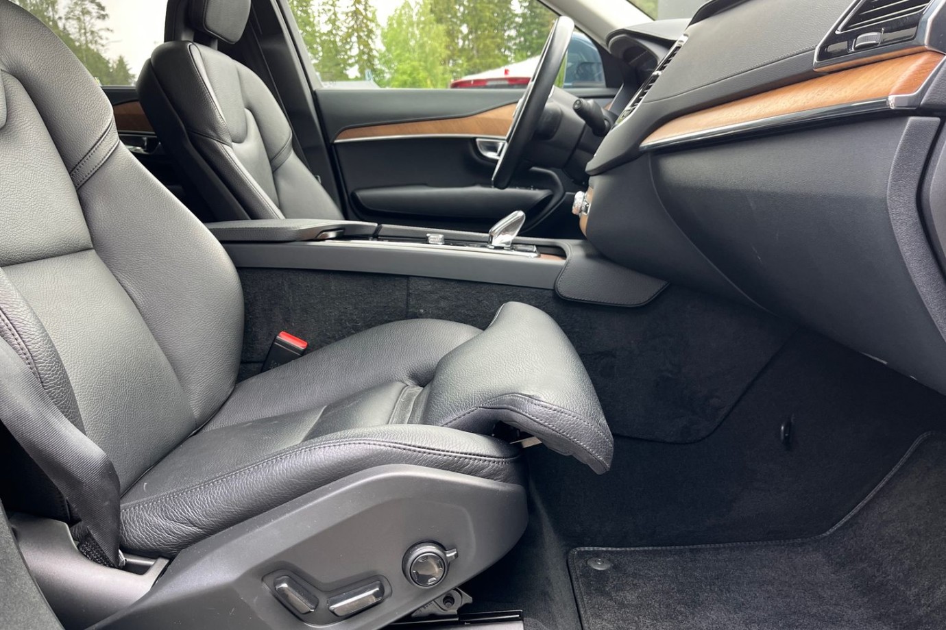 Esittelykuva VOLVO XC90 lataushybridiautosta.
