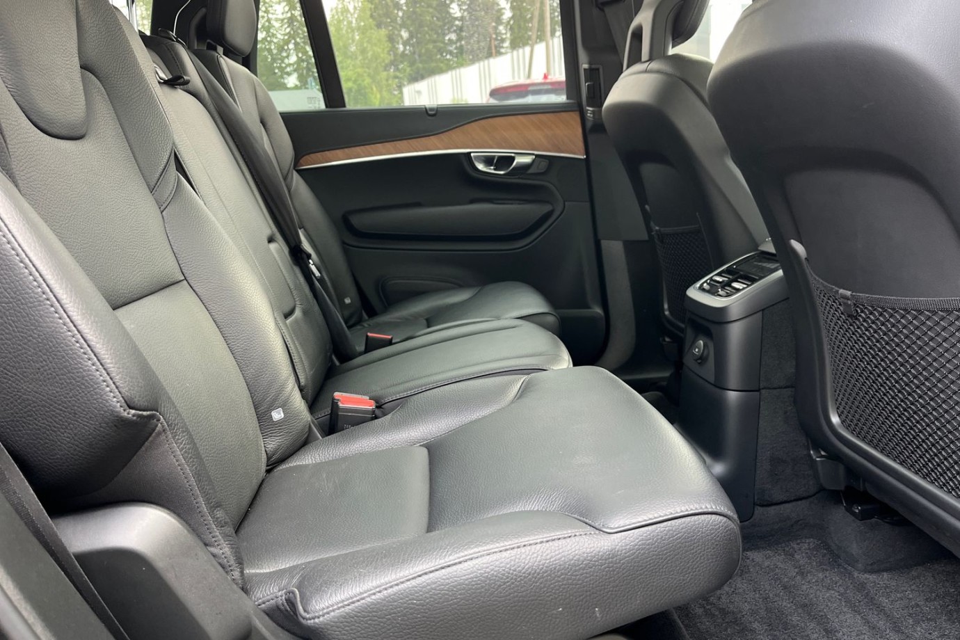 Esittelykuva VOLVO XC90 lataushybridiautosta.