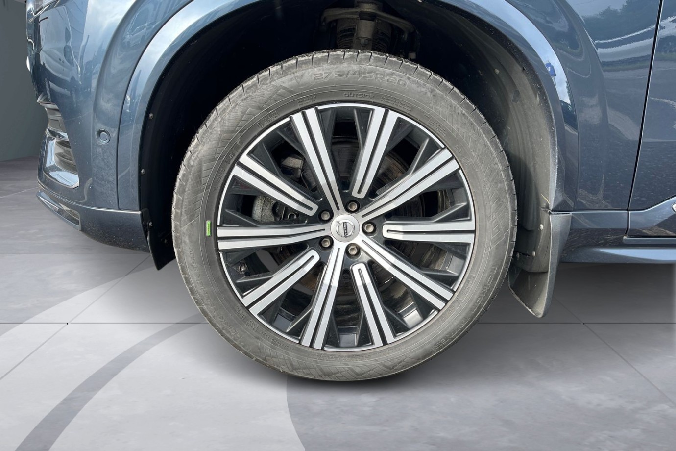 Esittelykuva VOLVO XC90 lataushybridiautosta.