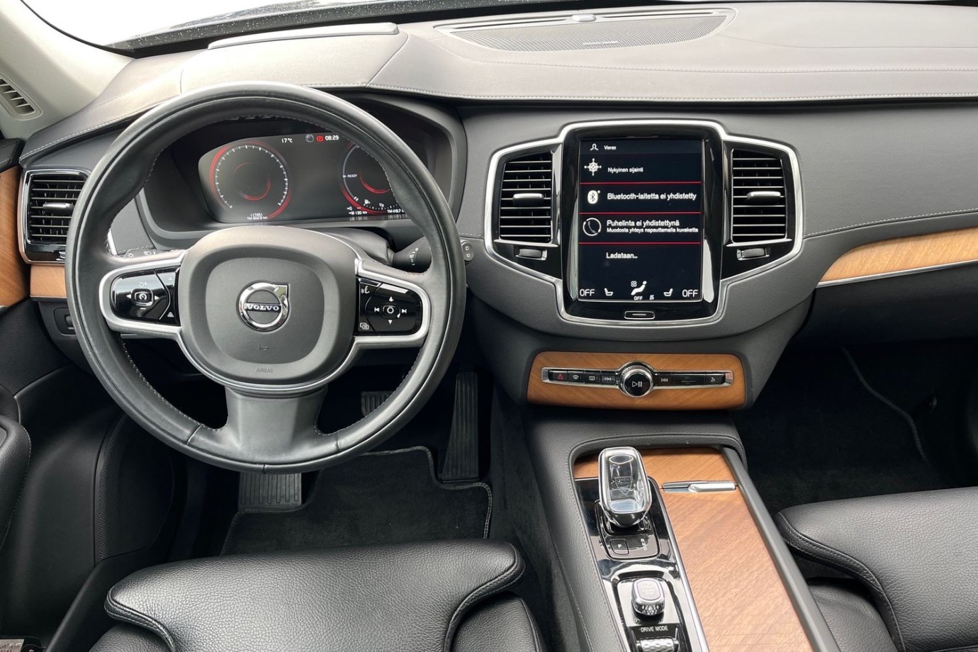 Esittelykuva VOLVO XC90 lataushybridiautosta.