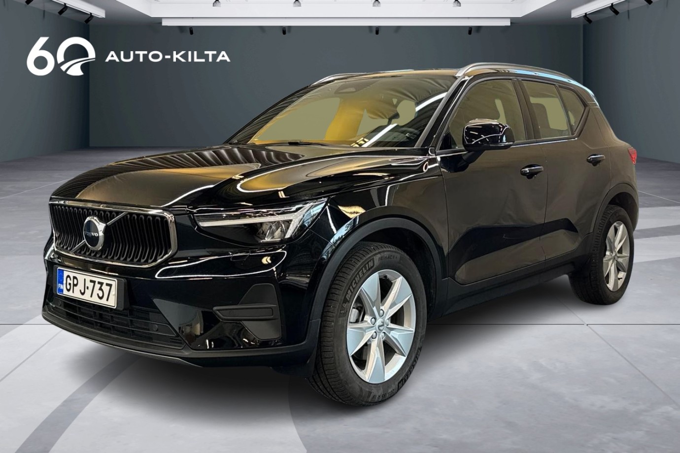 Esittelykuva VOLVO XC40 kevythybridiautosta.