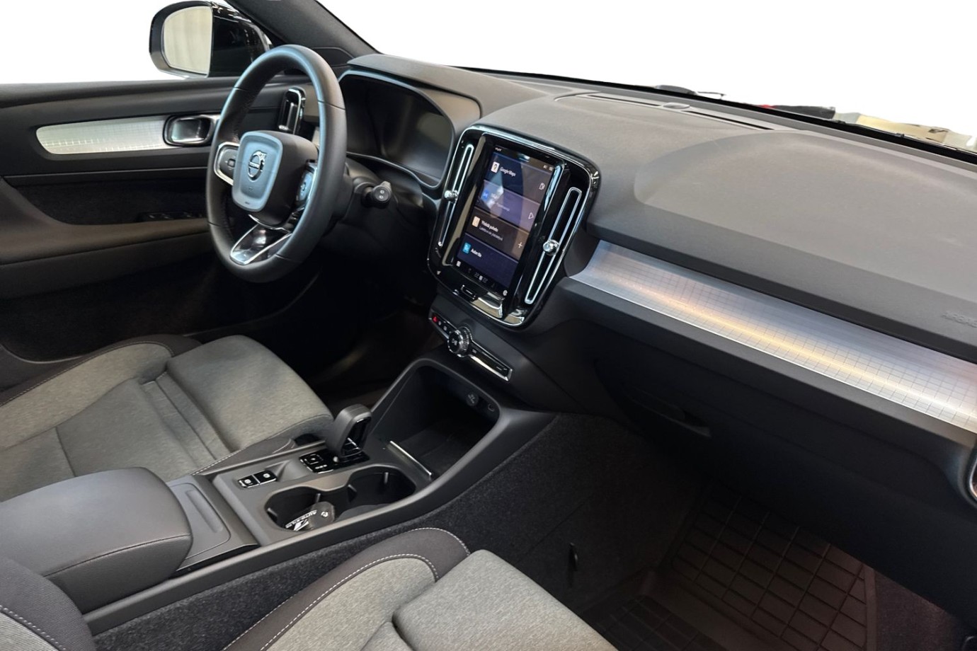 Esittelykuva VOLVO XC40 kevythybridiautosta.