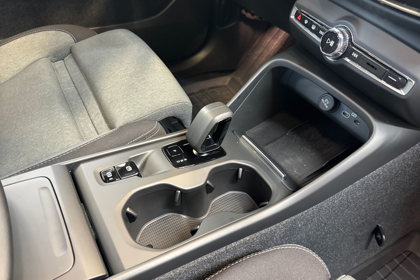 Esittelykuva VOLVO XC40 kevythybridiautosta.