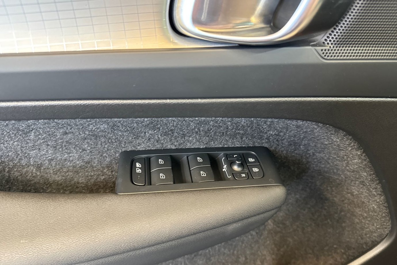 Esittelykuva VOLVO XC40 kevythybridiautosta.