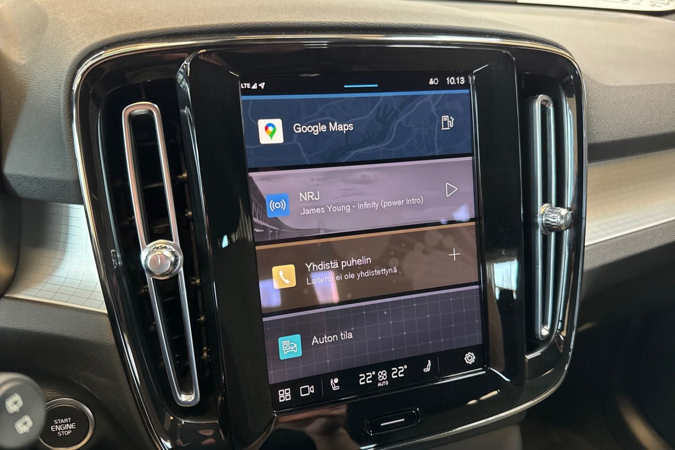 Esittelykuva VOLVO XC40 kevythybridiautosta.