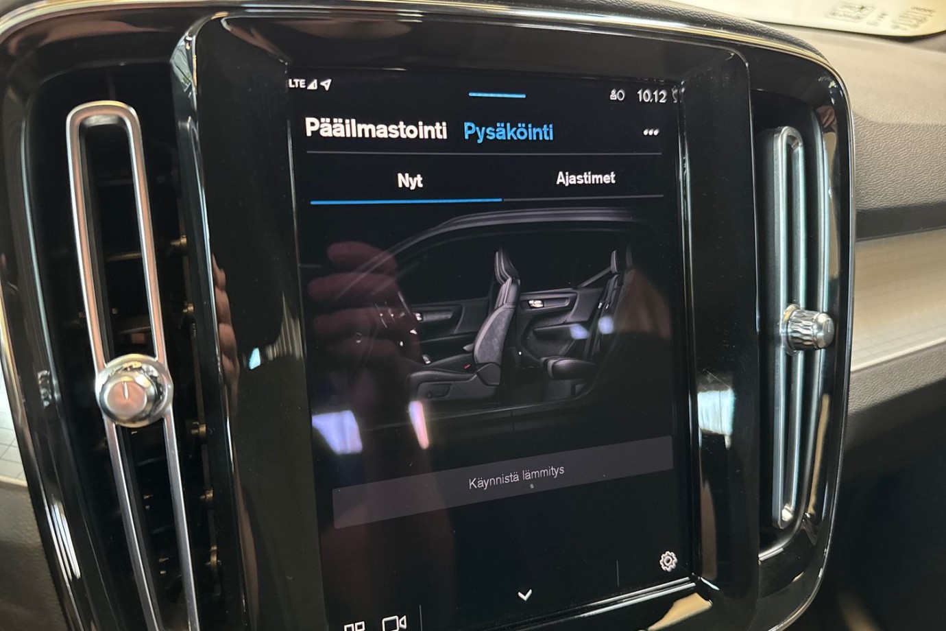 Esittelykuva VOLVO XC40 kevythybridiautosta.