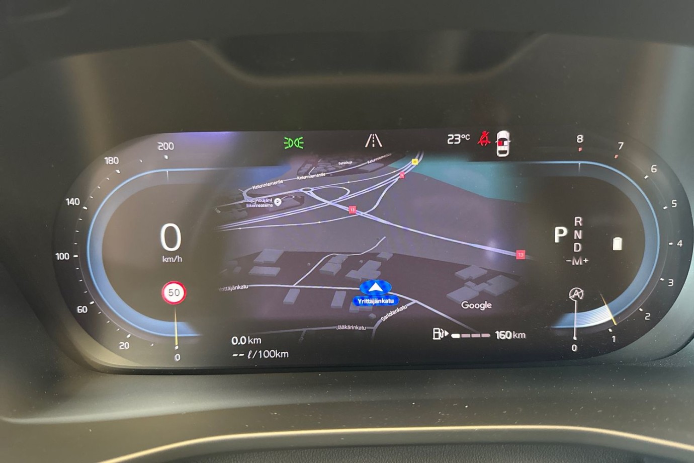 Esittelykuva VOLVO XC40 kevythybridiautosta.