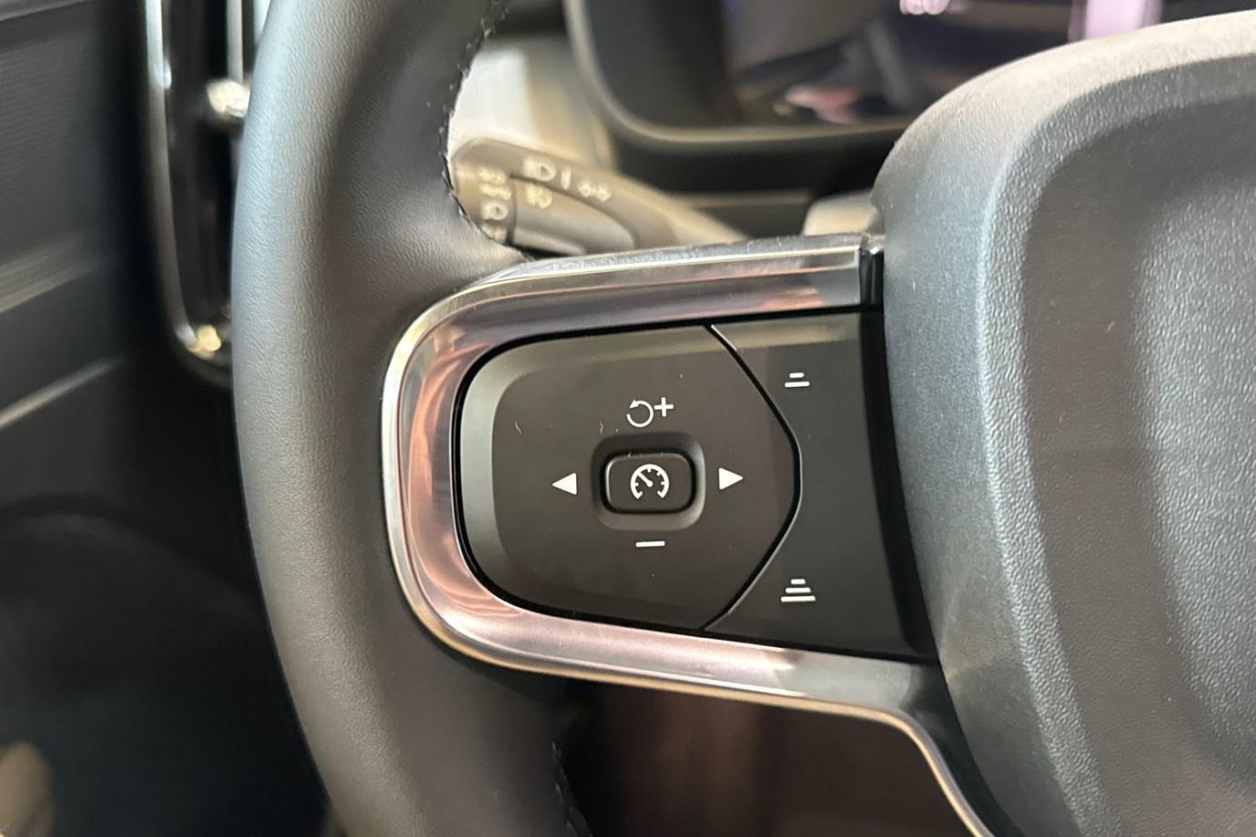 Esittelykuva VOLVO XC40 kevythybridiautosta.