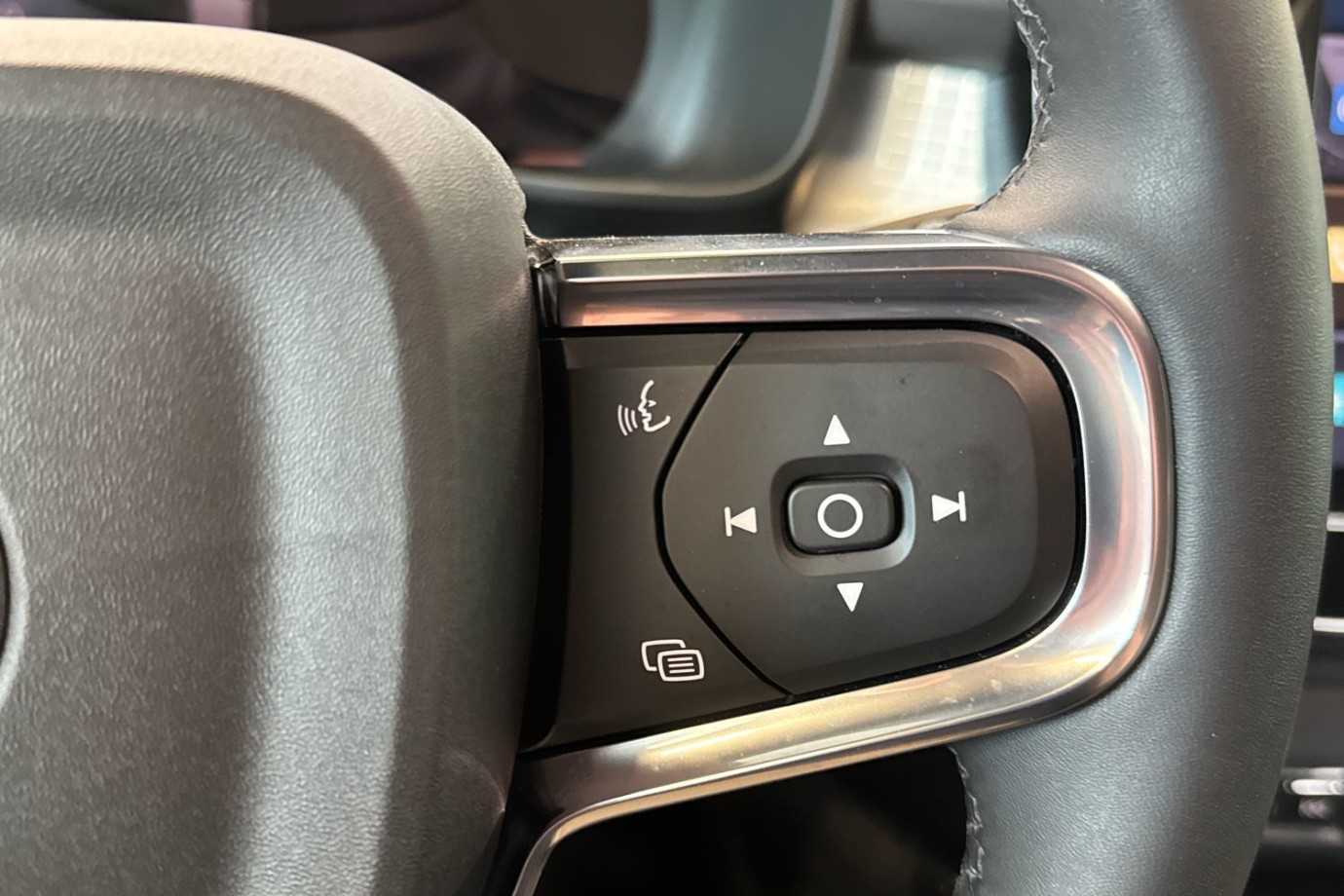Esittelykuva VOLVO XC40 kevythybridiautosta.