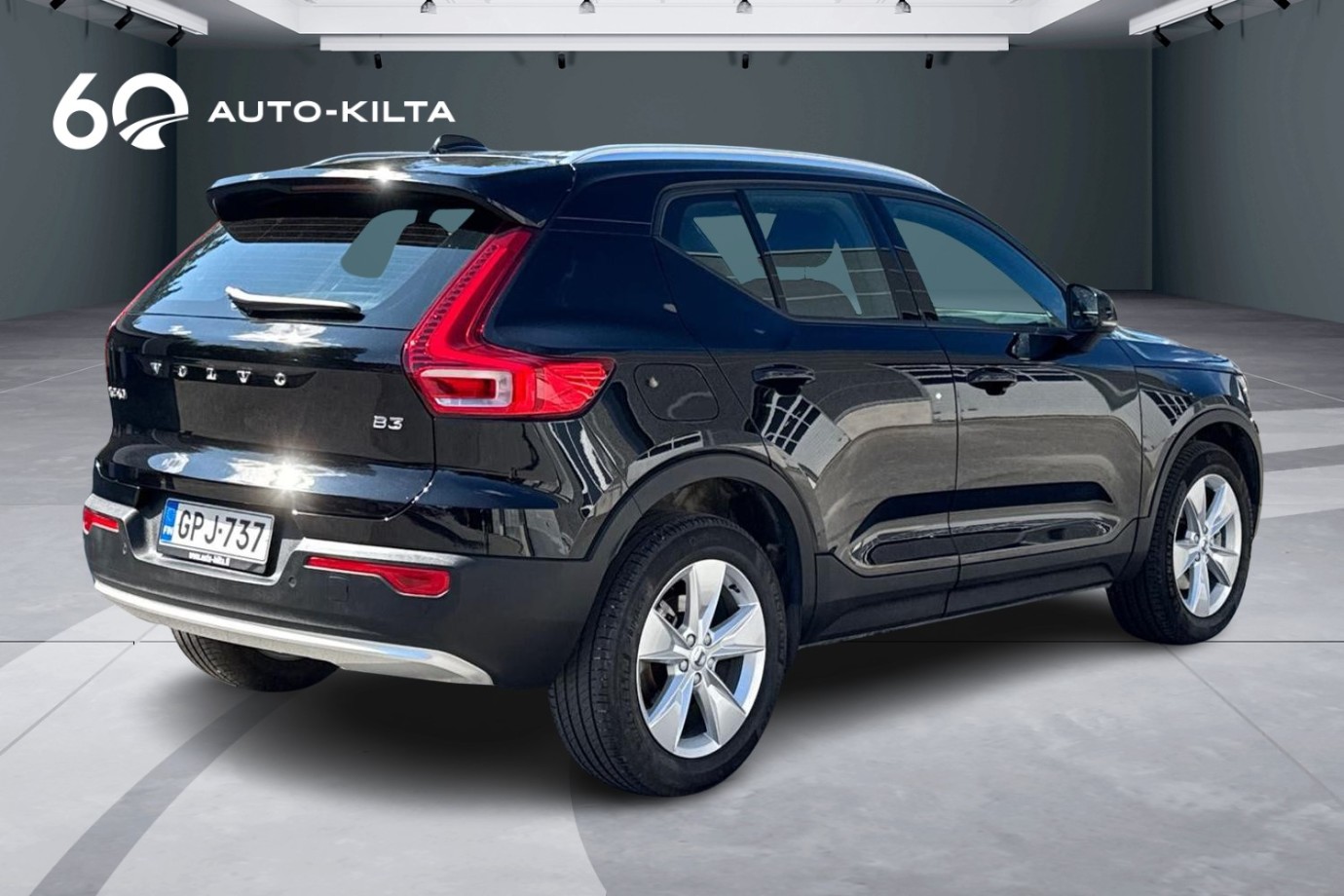 Esittelykuva VOLVO XC40 kevythybridiautosta.