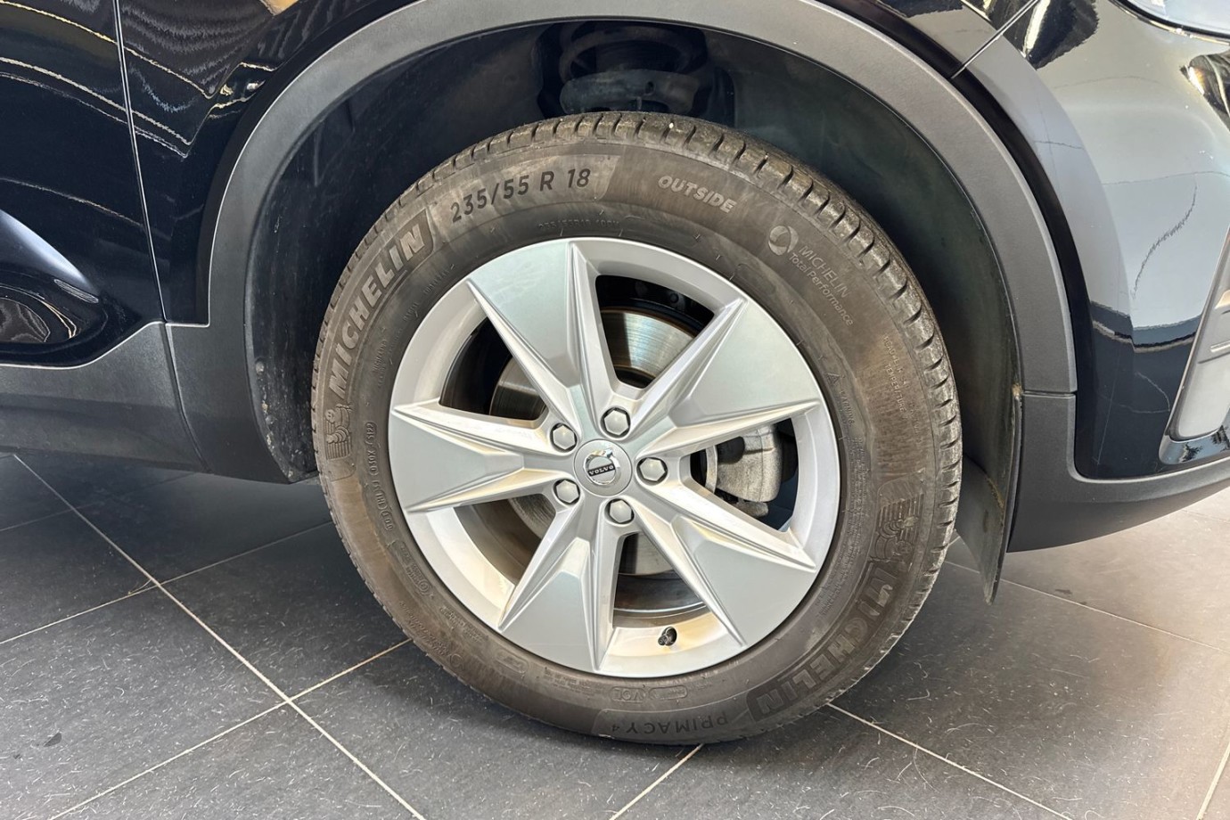 Esittelykuva VOLVO XC40 kevythybridiautosta.