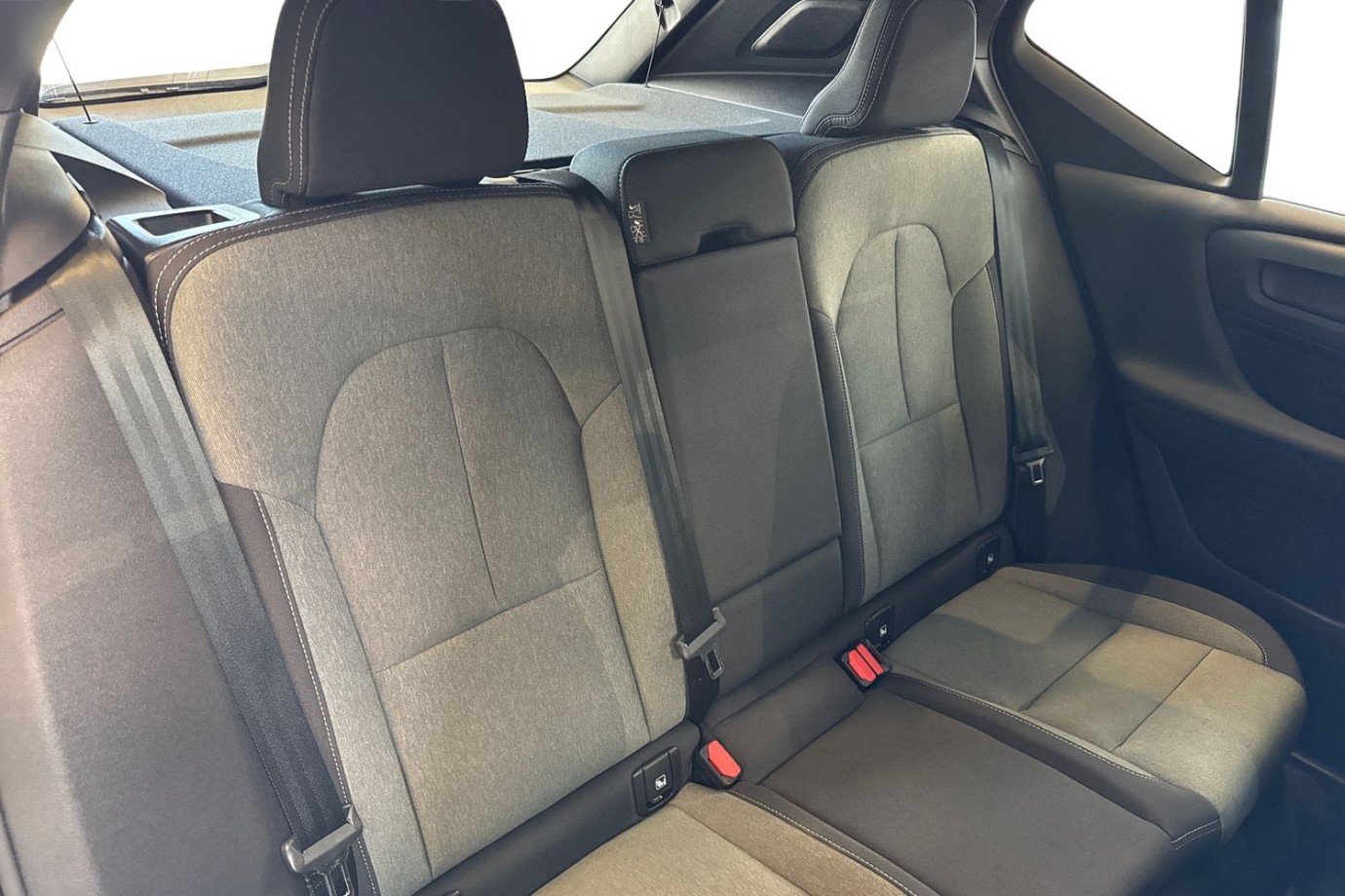 Esittelykuva VOLVO XC40 kevythybridiautosta.