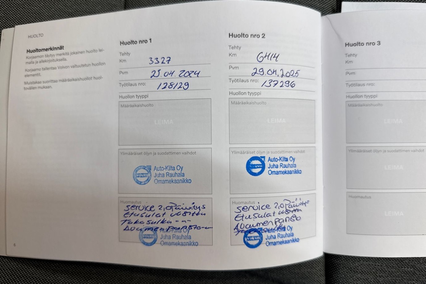 Esittelykuva VOLVO XC40 kevythybridiautosta.