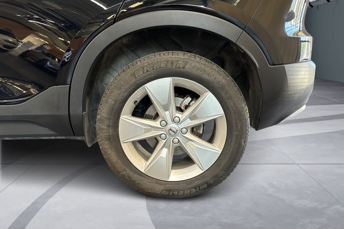Esittelykuva VOLVO XC40 kevythybridiautosta.